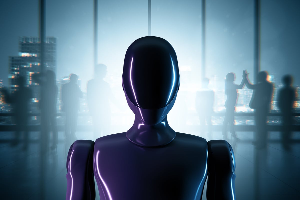 Androide humanoide de acabado brillante frente al perfil de una ciudad